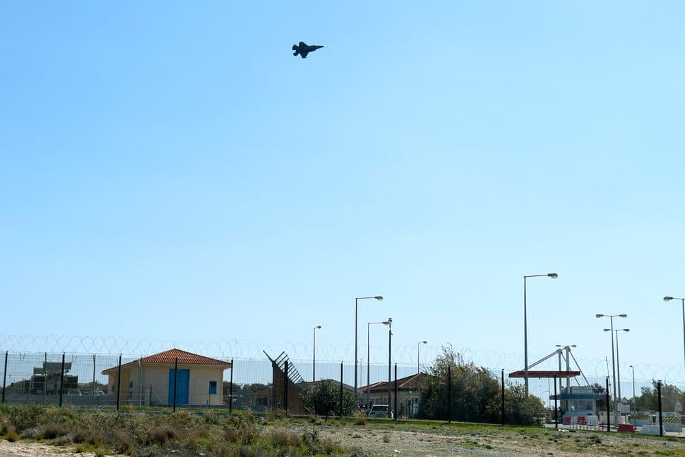 GRECIA despliega buques de GUERRA y cazas en Chipre después de los ATAQUES con DRONES a la base aére