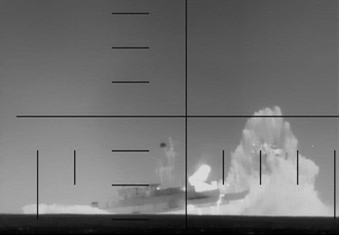 Un SUBMARINO NUCLEAR de la ARMADA de EE. UU. atacó y hundió una FRAGATA iraní en el océano Índico