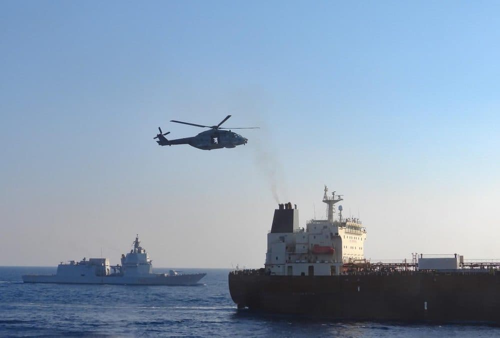 El buque italiano thaon di revel aborda en el mediterráneo un petrolero de la flota