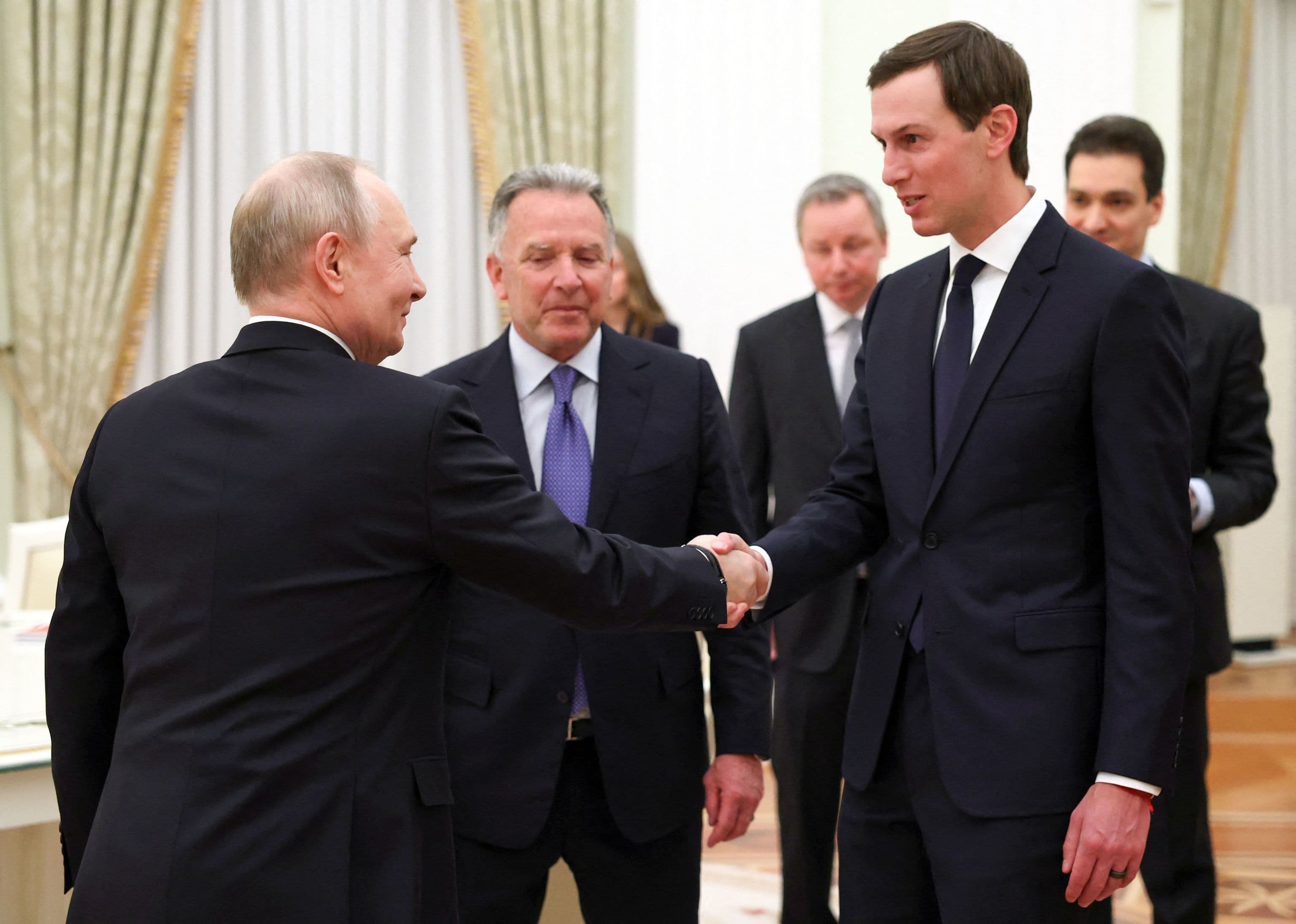 EEUU, UCRANIA y RUSIA se reúnen en Abu Dhabi mientras Moscú renueva exigencias