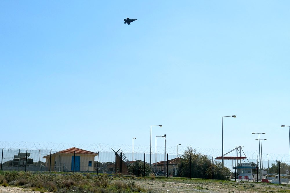 Grecia despliega buques de guerra y cazas en Chipre después de los ataques con drones a la base aére