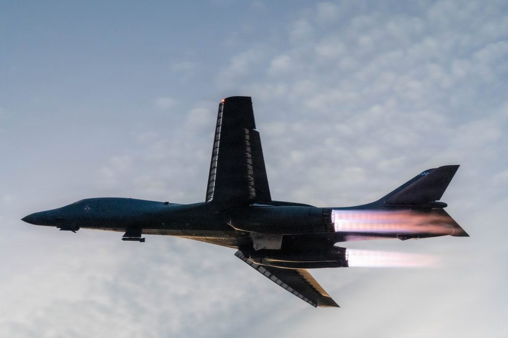 Los bombarderos B-1B Lancer llevan a cabo ataques en profundidad en Irán como parte de la Operación 