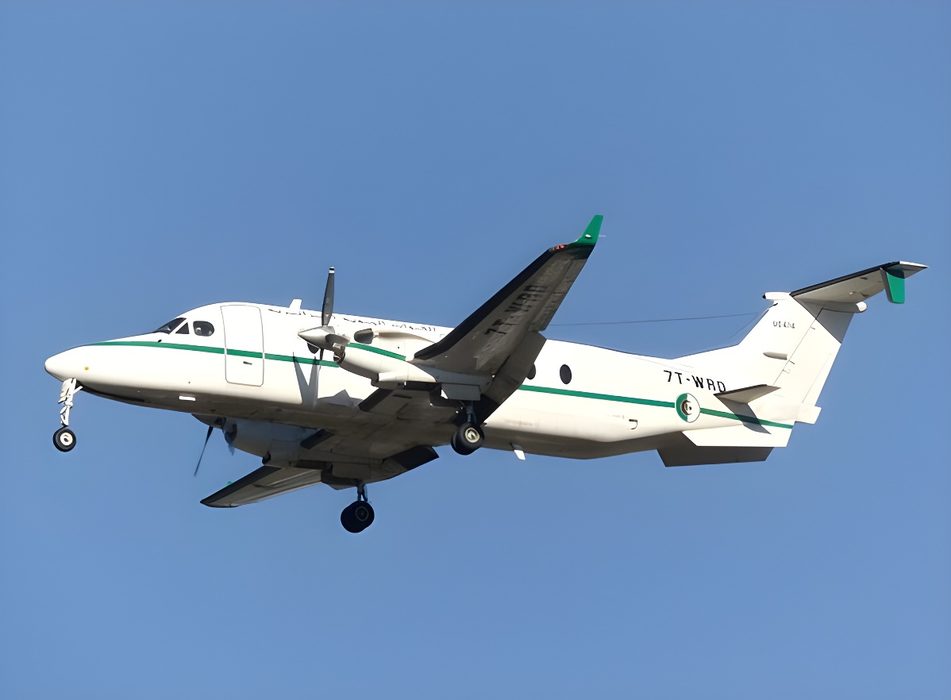 Accidente de un avión de transporte militar Beechcraft 1900 en la base aérea de Boufarik, Argelia. D